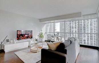 24 Harbour St, Unit SI ID1507867P in Toronto, ON - Building Photo - Building Photo