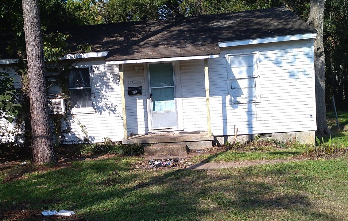 706 S Strawberry Ave in Demopolis, AL - Building Photo