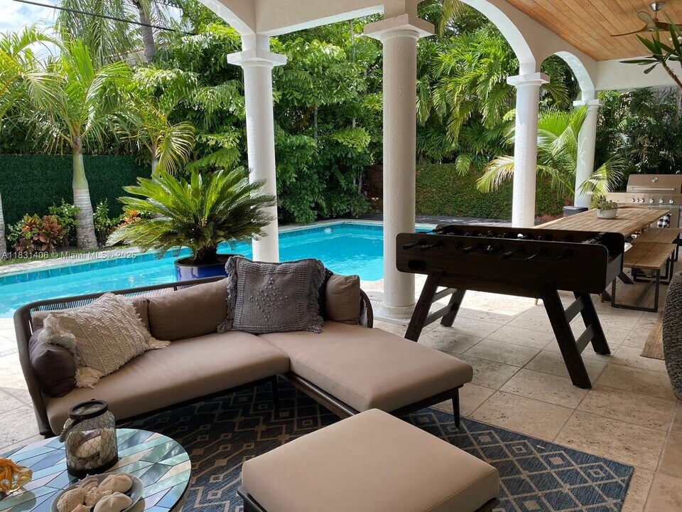 678 Woodcrest Rd in Key Biscayne, FL - Foto de edificio