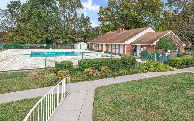 7914 Gleason Dr in Knoxville, TN - Building Photo - Building Photo