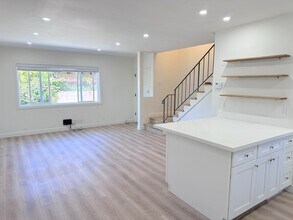 3305 Green Ln, Unit B in Redondo Beach, CA - Building Photo - Building Photo