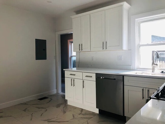 31 Middle St, Unit A in Newton, MA - Foto de edificio - Building Photo