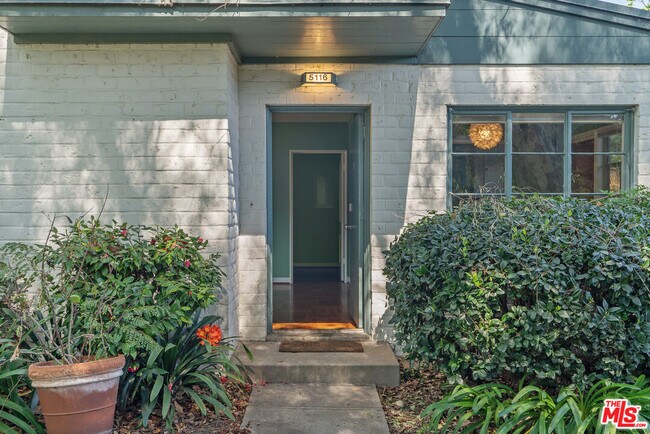 5116 Village Green in Los Angeles, CA - Building Photo - Building Photo