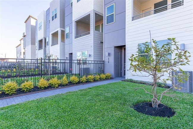 310 Jensen Dr in Houston, TX - Building Photo - Building Photo