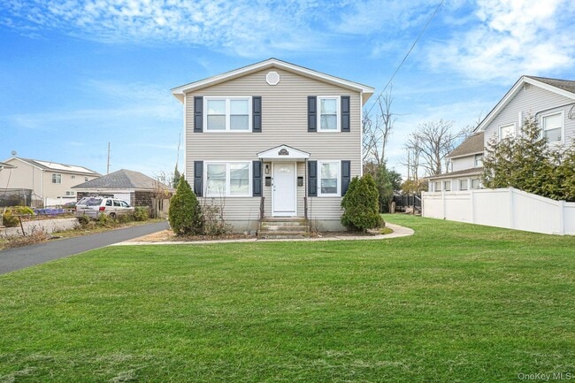 130 5th Ave in Bay Shore, NY - Building Photo - Building Photo