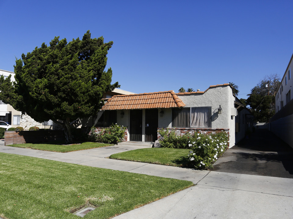 14829 Sylvan St in Van Nuys, CA - Building Photo