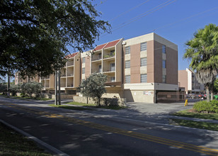 Courtyard at the Park in North Miami, FL - Building Photo - Building Photo