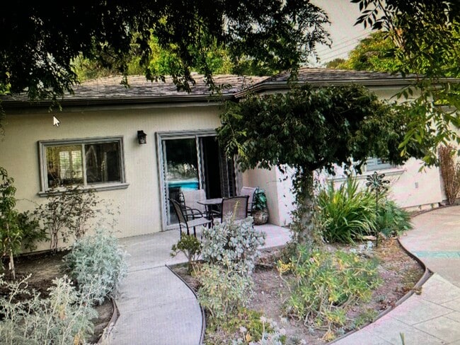 5345 Quakertown Ave in Woodland Hills, CA - Building Photo - Building Photo