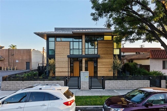 property at 922 W Clark Ave