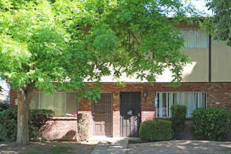 Eastview Apartments in Fresno, CA - Building Photo - Building Photo