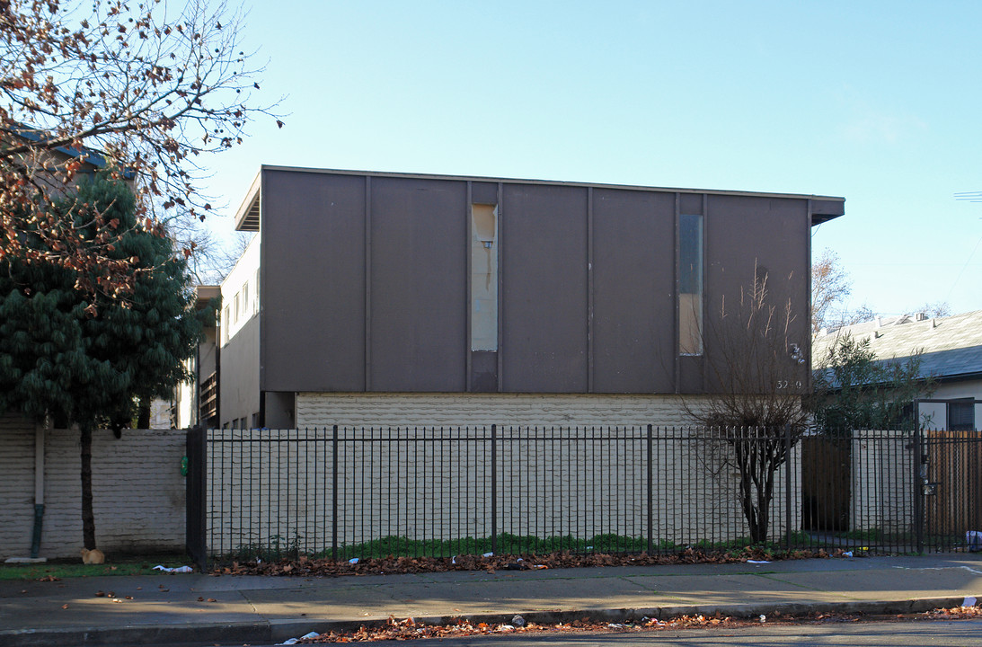 3240 W St in Sacramento, CA - Foto de edificio