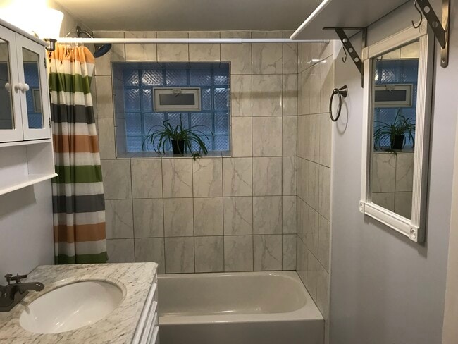 5335 W Sunnyside Ave, Unit Sunnyside Basement in Chicago, IL - Building Photo - Building Photo