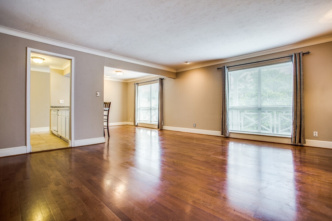 5937 E University Blvd in Dallas, TX - Building Photo
