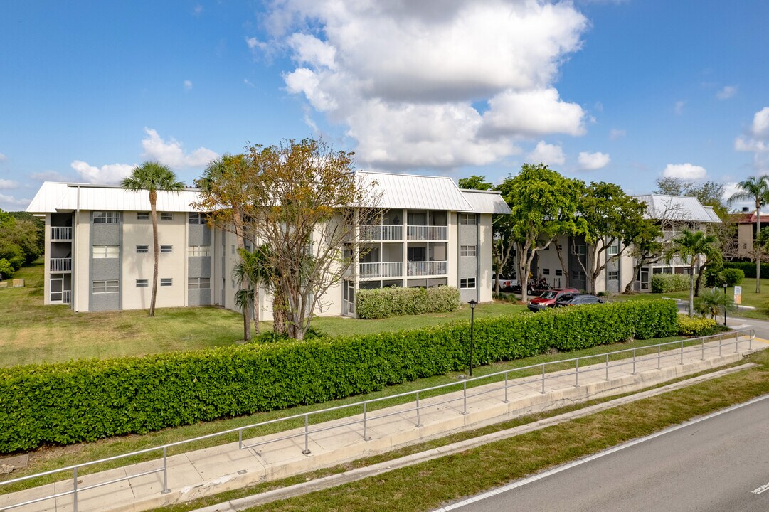 Foxwood Hollow Condominiums in Coral Springs, FL - Building Photo