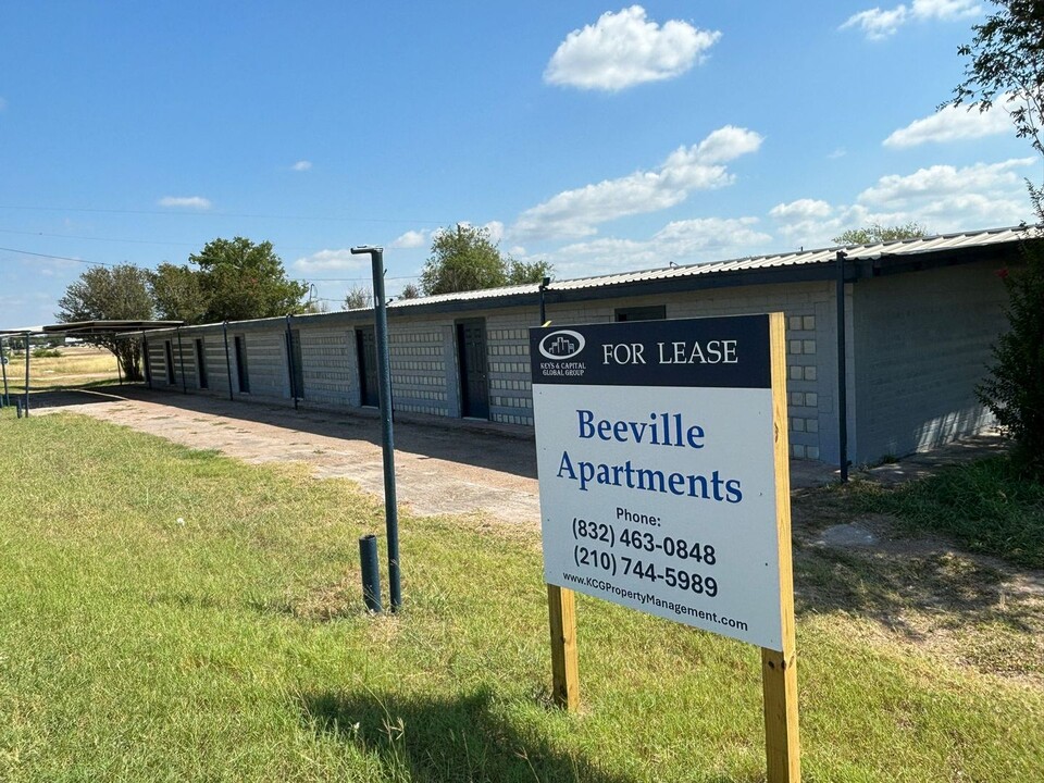 2364 Nogueira St in Beeville, TX - Building Photo