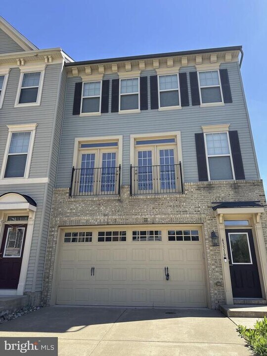 43319 Semolina Terrace in Chantilly, VA - Building Photo