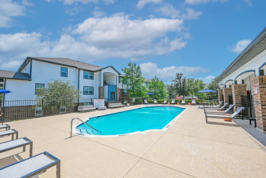 Worthington Point Apartments in Crowley, TX - Building Photo