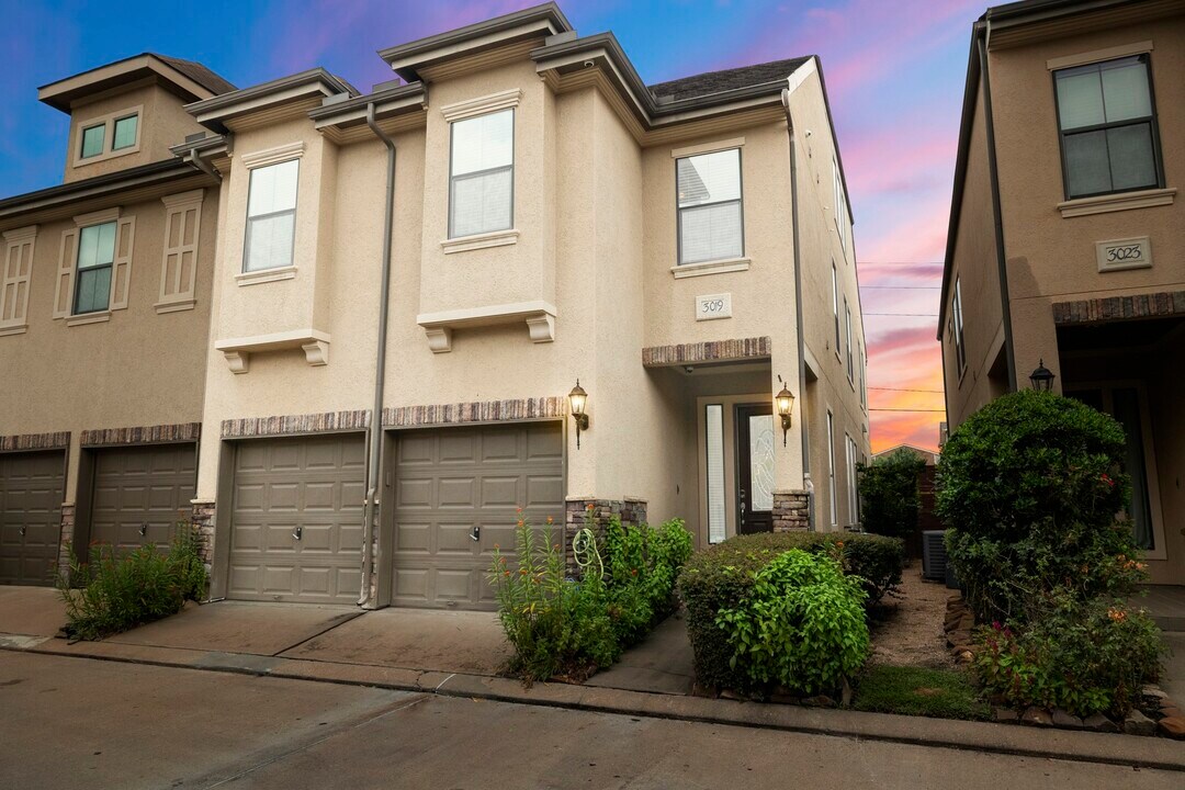 3019 Royal Oaks Grove in Houston, TX - Building Photo