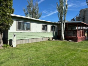 712 SE Railroad Ave in Wilbur, WA - Foto de edificio - Building Photo