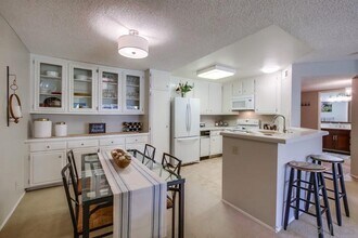17617 Pomerado Rd-Unit -215 in San Diego, CA - Building Photo - Building Photo