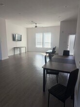 Room in Townhome on Leo Ln in Leander, TX - Foto de edificio - Building Photo