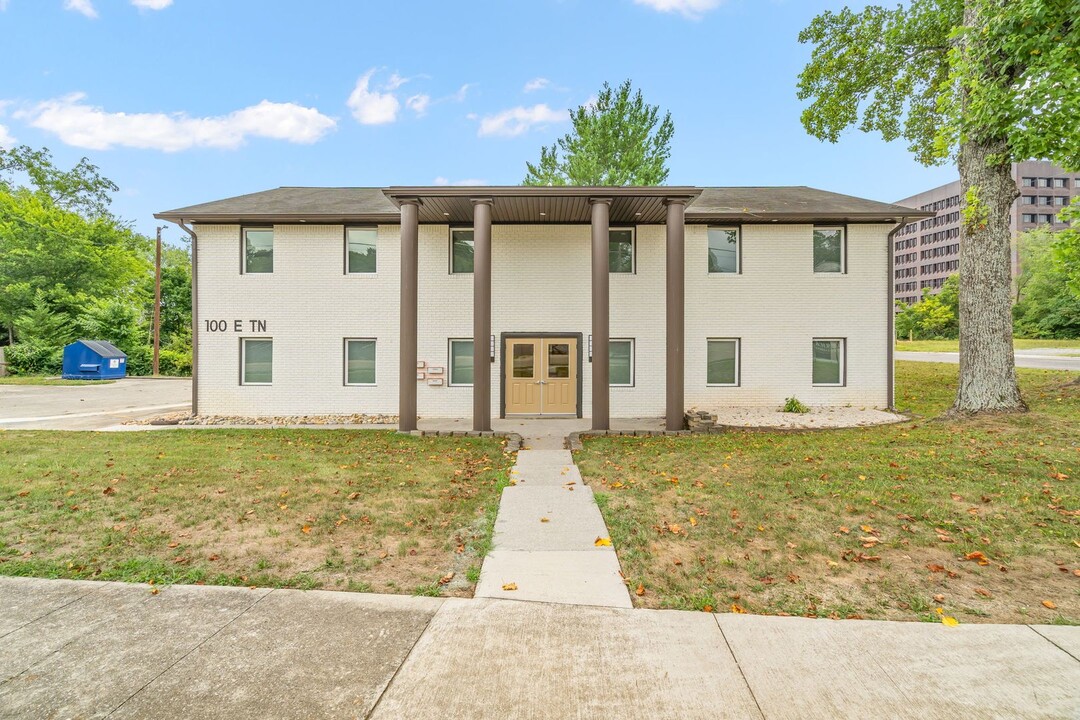 100 E Tennessee Ave in Oak Ridge, TN - Foto de edificio