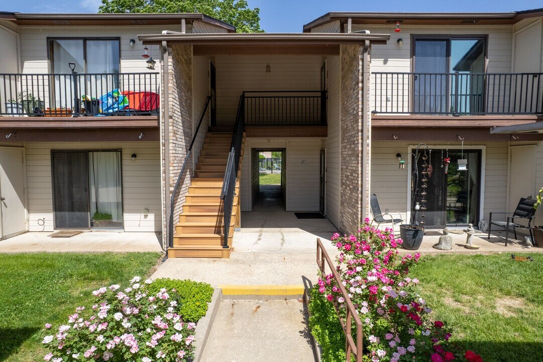 1883 Waterfront Dr in Columbia, MO - Building Photo