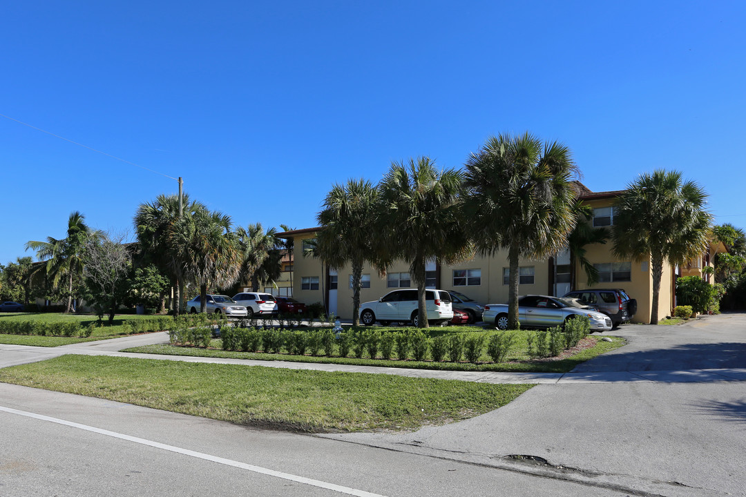 1800 NW 4th Ave in Boca Raton, FL - Building Photo