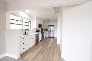 155 W Cherry Creek Rd in Cloverdale, CA - Building Photo