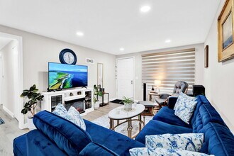 Roanoke Villas Apartments in Rochester Hills, MI - Foto de edificio - Building Photo