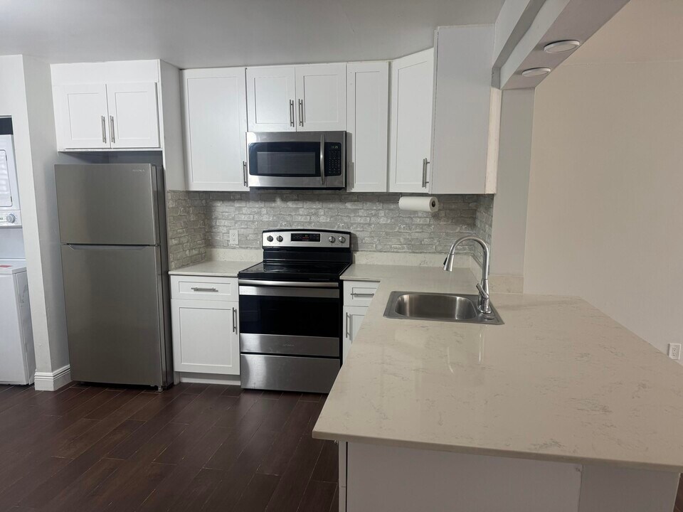 4871 Lake Aljaro Lk in Riviera Beach, FL - Building Photo