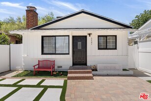 5541 Fallbrook Ave in Los Angeles, CA - Building Photo