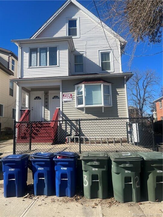 233 Monroe St in Bridgeport, CT - Building Photo