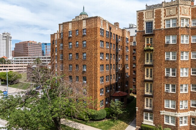 Mark Twain Apartments in Kansas City, MO - Building Photo - Building Photo