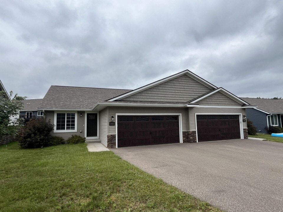 4948 Waylon St in Eau Claire, WI - Building Photo