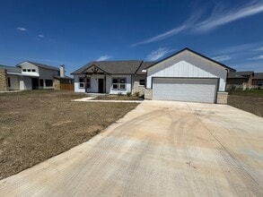 202 Colonial Ln in La Vernia, TX - Building Photo - Building Photo