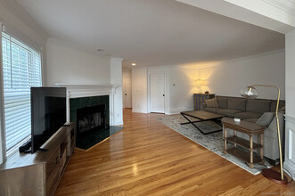 381 S Pine Creek Rd in Fairfield, CT - Building Photo - Building Photo
