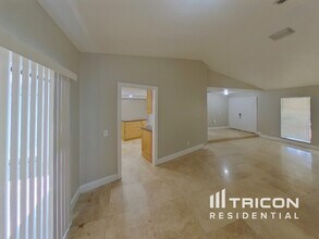 1751 Shady Leaf Dr in Valrico, FL - Foto de edificio - Building Photo