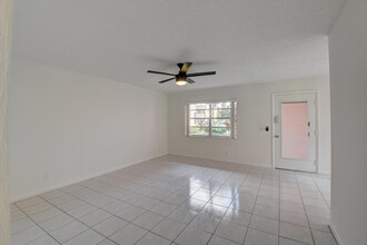 548 Flanders L in Delray Beach, FL - Building Photo - Building Photo