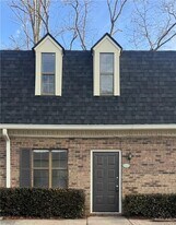 1071 Level Creek Rd in Buford, GA - Building Photo