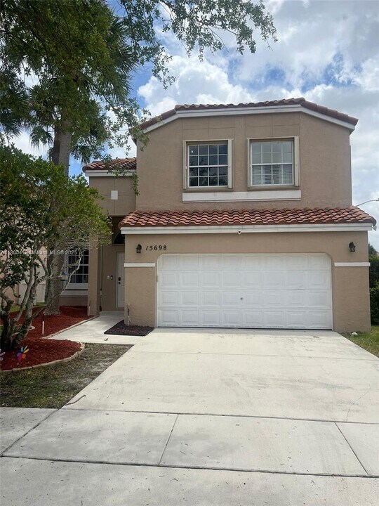 15698 NW 12th Rd in Pembroke Pines, FL - Building Photo