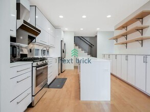 2421 NW 57th St in Seattle, WA - Building Photo - Building Photo