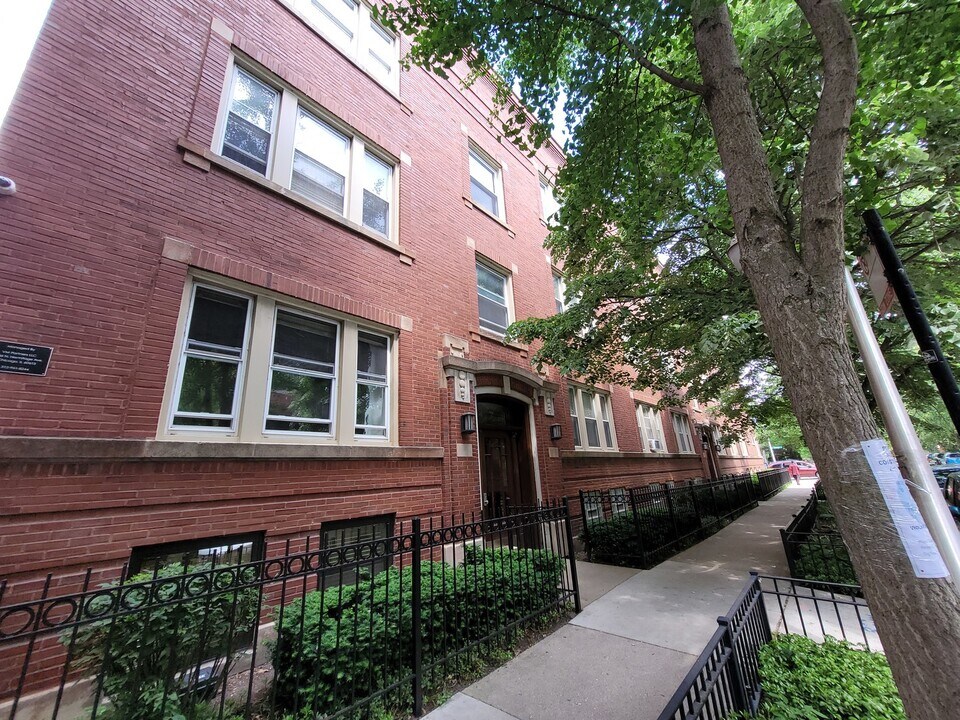 1407 W Winona St, Unit 2 in Chicago, IL - Building Photo