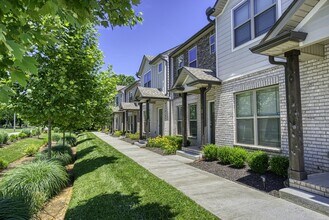 555 Gresham Ln, Unit 1B in Murfreesboro, TN - Foto de edificio - Building Photo