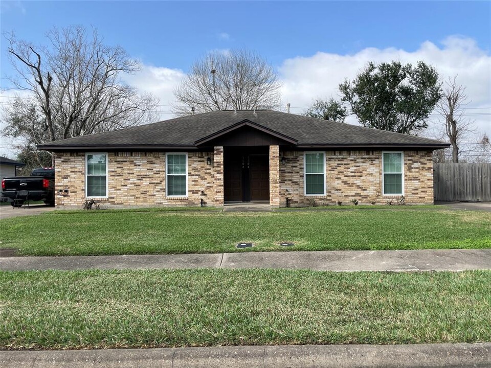 1104 Boston St in Deer Park, TX - Building Photo