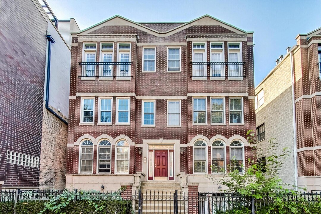 3042 N Oakley Ave in Chicago, IL - Building Photo