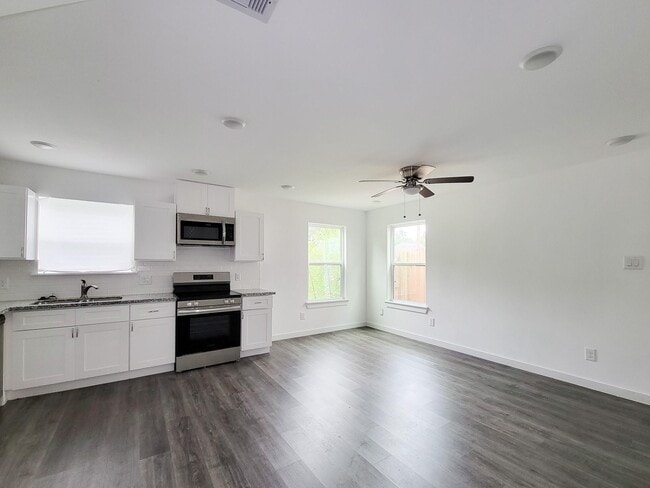 8122 Sterlingshire St in Houston, TX - Building Photo - Building Photo