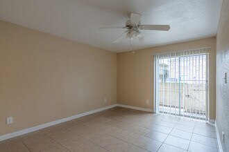 Rockridge Station Apartments in Houston, TX - Building Photo - Interior Photo