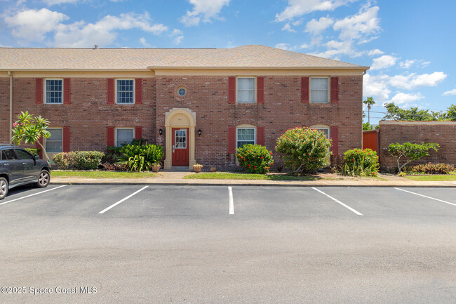 property at 105 E Colonial Ct