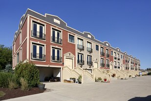 16W580 Bluff Rd in Willowbrook, IL - Building Photo